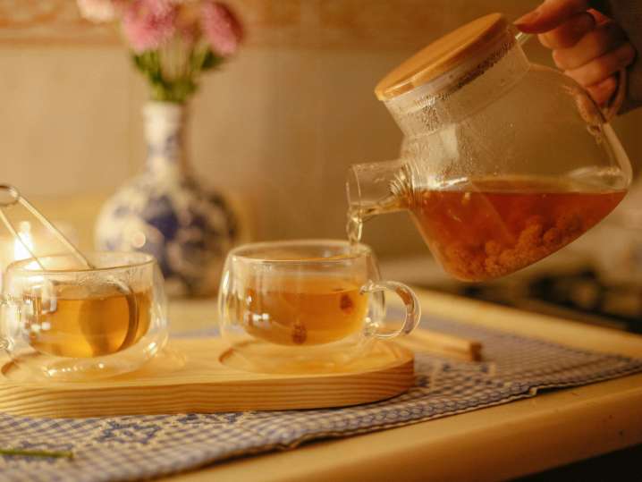 pouring artisan tea | Classpop Shot