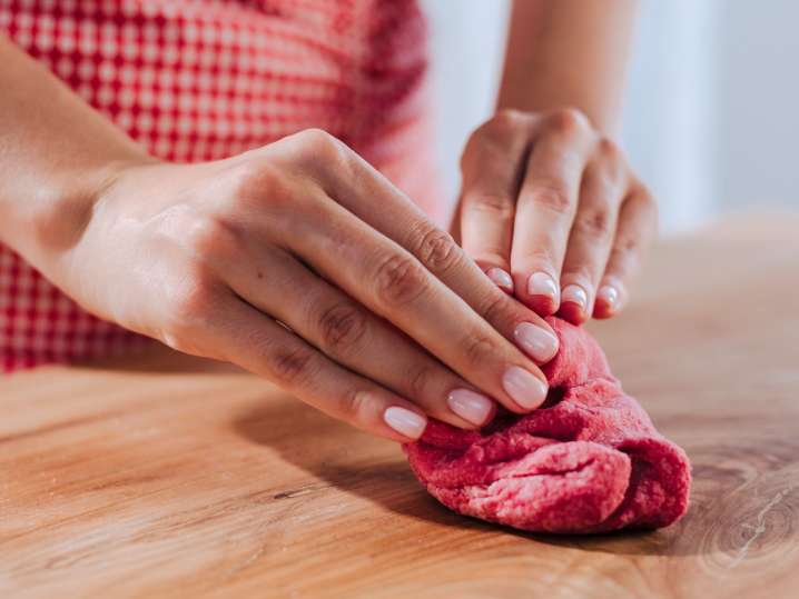 making a sheet of colored pink pasta | Classpop Shot
