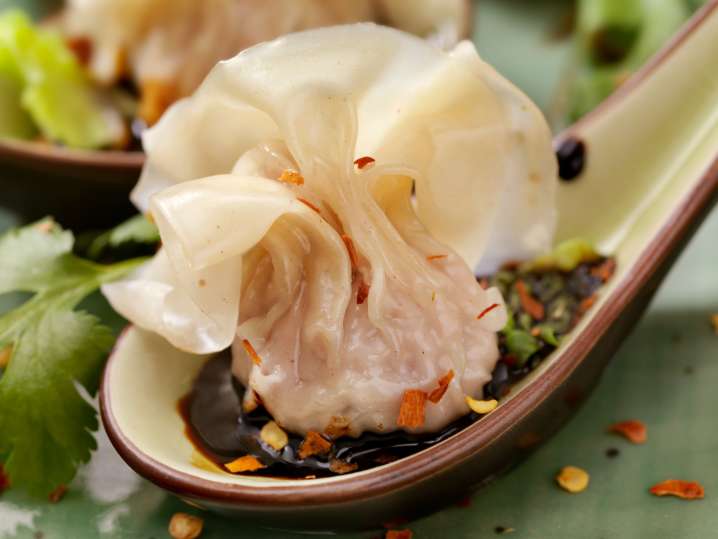 chicken wontons with scallions and a dipping sauce | Classpop Shot