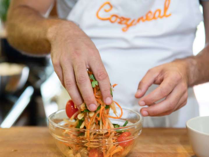 making papaya salad | Classpop Shot