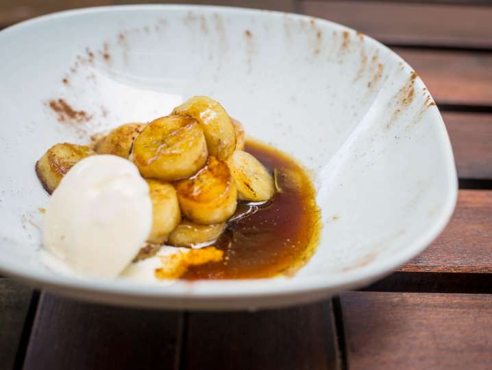 yolande twisted bananas foster with vanilla ice cream | Classpop Shot