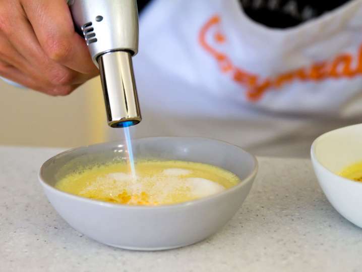 caramelizing custard cream | Classpop Shot
