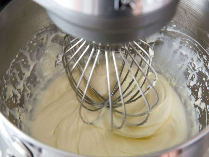 making sponge cake batter | Classpop Shot