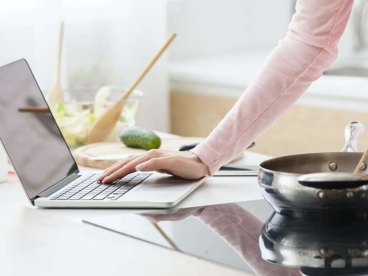 person taking an online cooking class | Classpop Shot