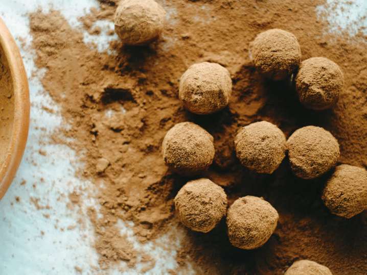 rolling truffle balls in cocoa powder | Classpop Shot