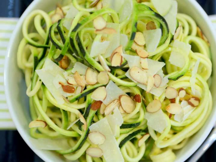 raw zucchini salad with almonds | Classpop Shot