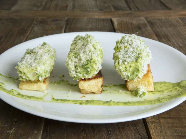 caesar salad with toast points | Classpop Shot