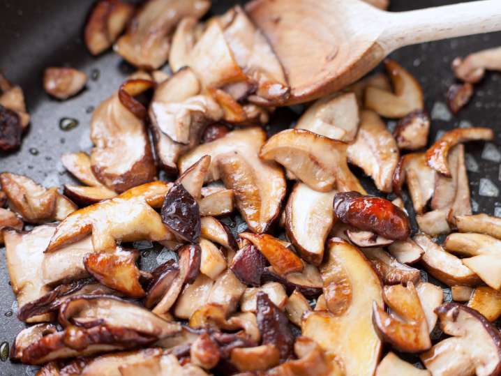 sauteing porcini mushrooms | Classpop Shot