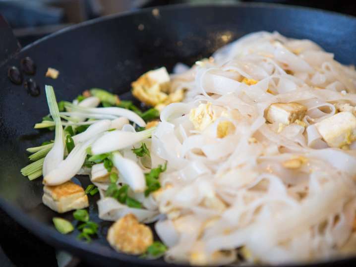 preparing pad thai | Classpop Shot