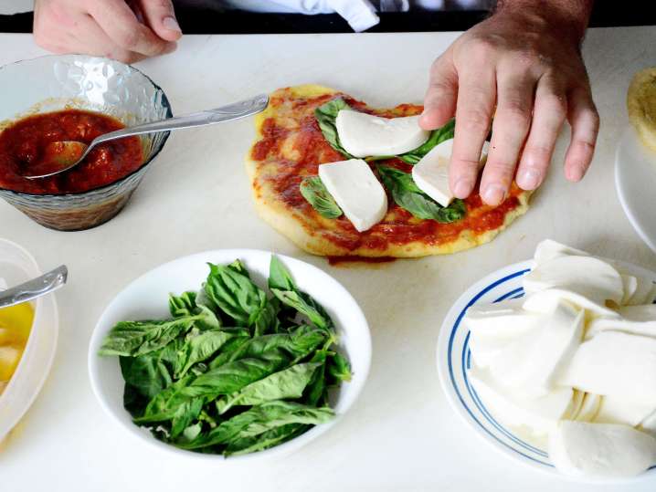 making a margherita pizza | Classpop Shot