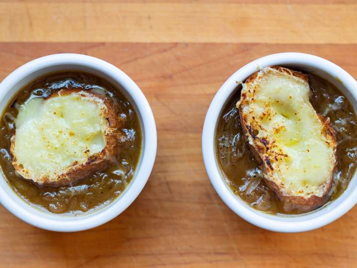 french onion soup with bread and gruyere cheese | Classpop Shot