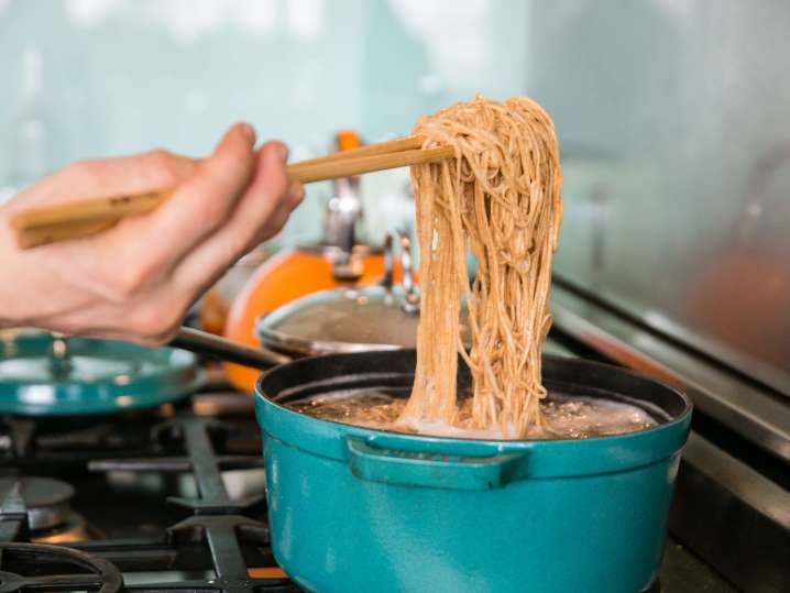 cooking ramen noodles in broth | Classpop Shot