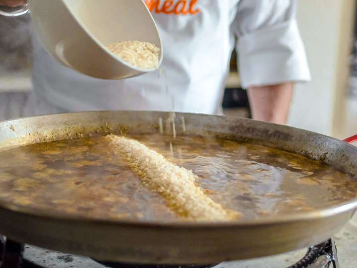 chef making paella | Classpop Shot