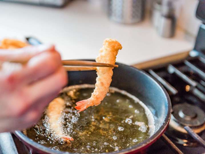 frying tempura shrimp | Classpop Shot