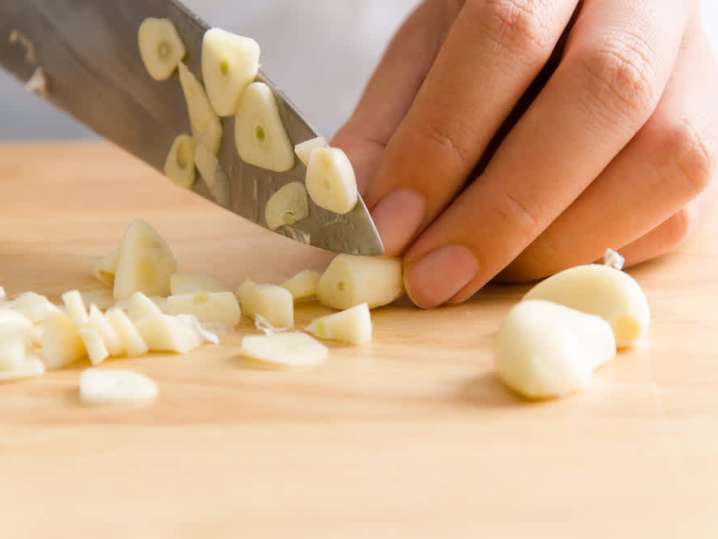 person slicing garlic | Classpop Shot