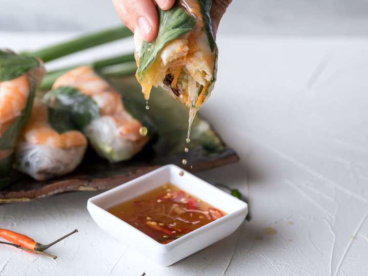 shrimp spring rolls with dipping sauce | Classpop Shot