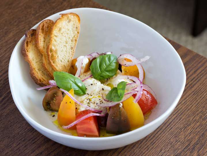 caprese salad with burrata | Classpop Shot