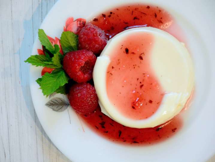 panna cotta with berry coulis | Classpop Shot