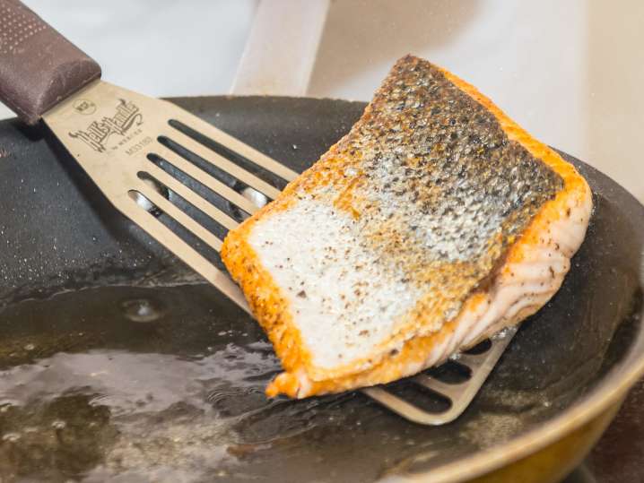 pan searing salmon | Classpop Shot