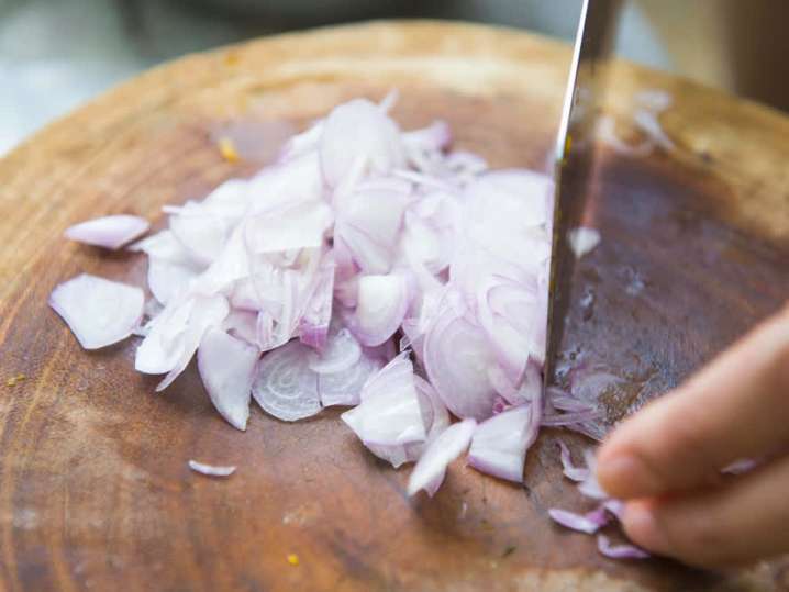 chef slicing shallots | Classpop Shot