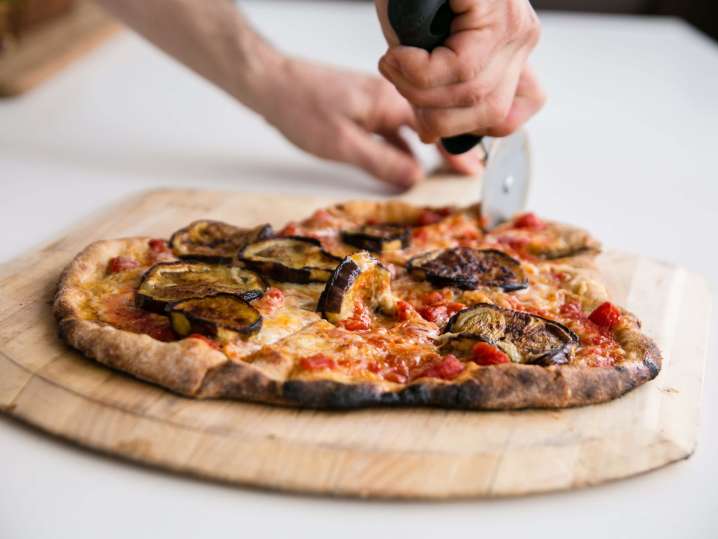 ivan cutting personal pizza | Classpop Shot