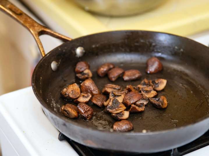 sauteing mushrooms | Classpop Shot