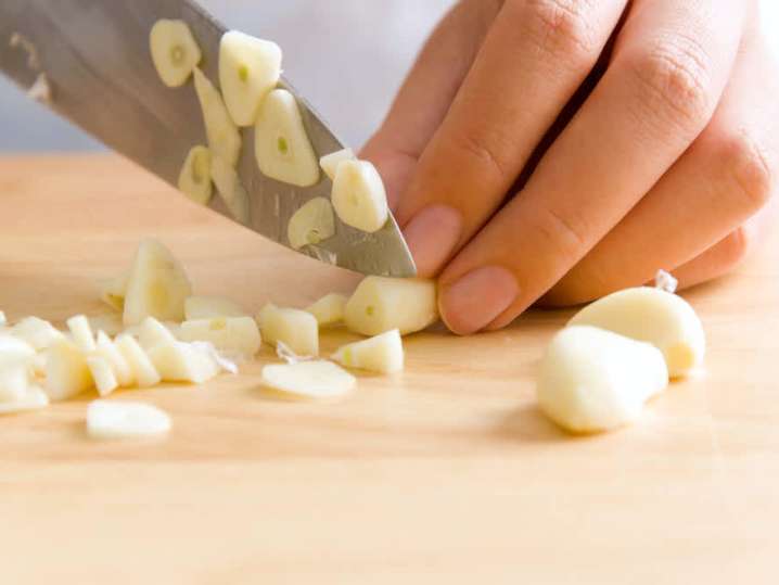 chef slicing garlic | Classpop Shot