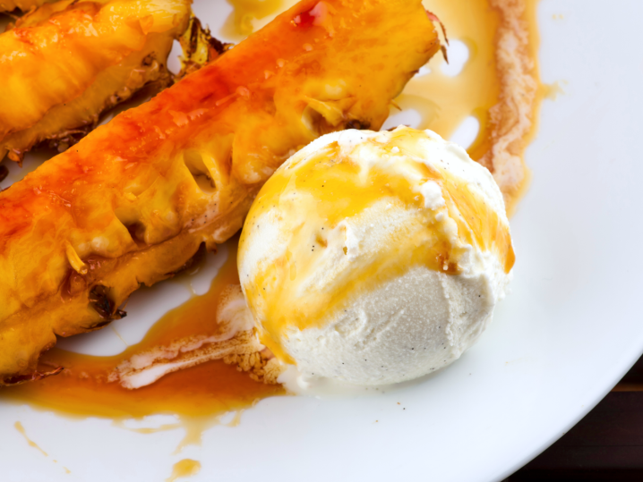 grilled pineapple with coconut ice cream | Classpop Shot