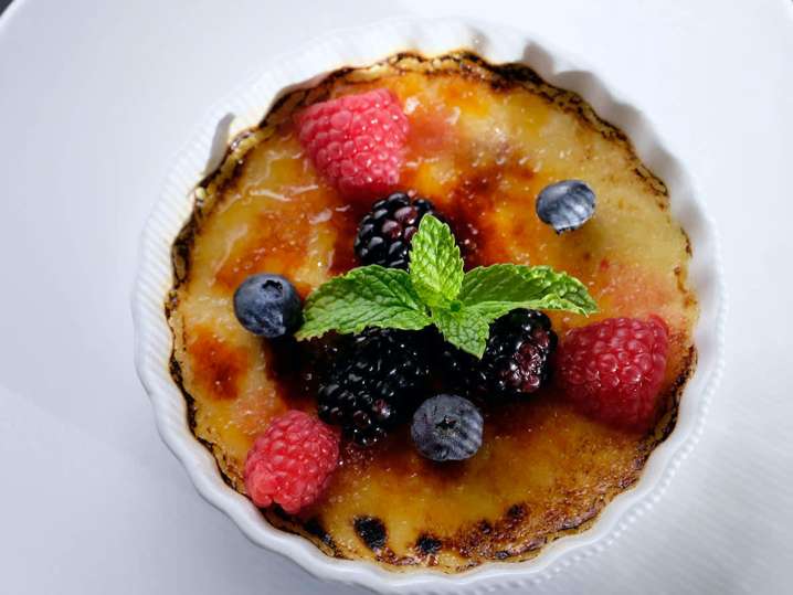 creme brulee with berries | Classpop Shot