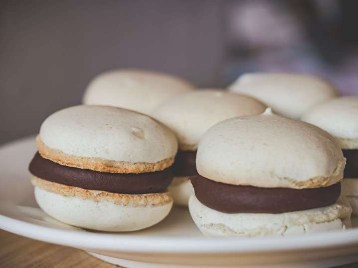 almond macarons with chocolate and caramel ganache | Classpop Shot