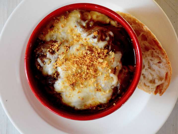 French onion soup with crushed croutons | Classpop Shot