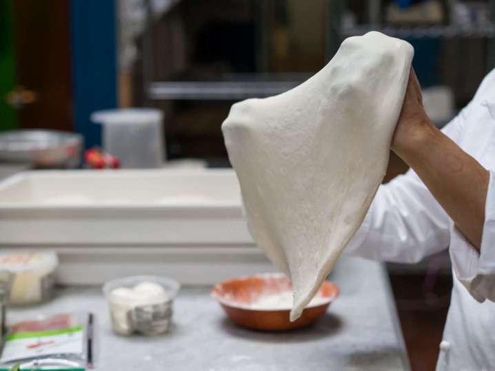 Chef stretching out pizza dough | Classpop Shot