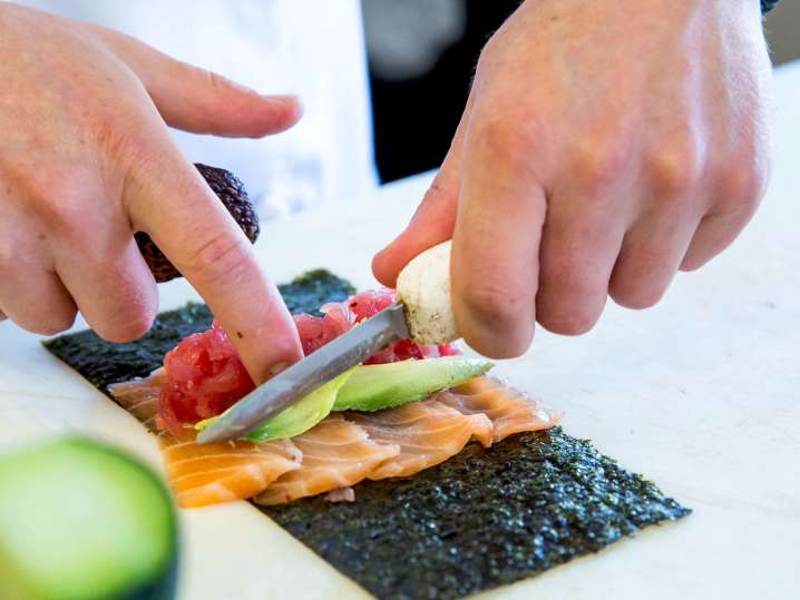 making a sushi handroll | Classpop Shot