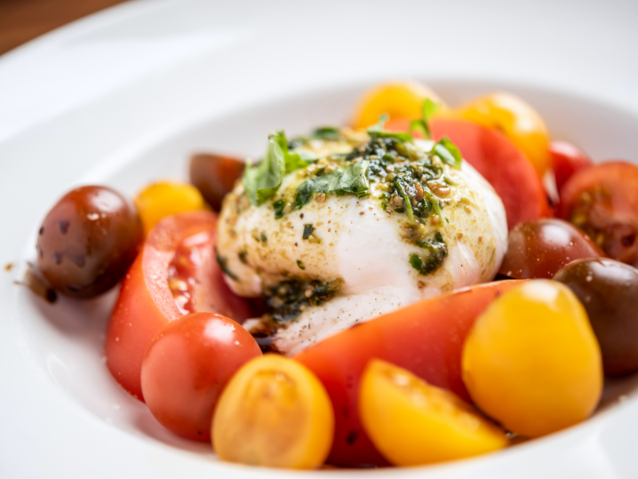 burrata salad with tomatoes and olives | Classpop Shot