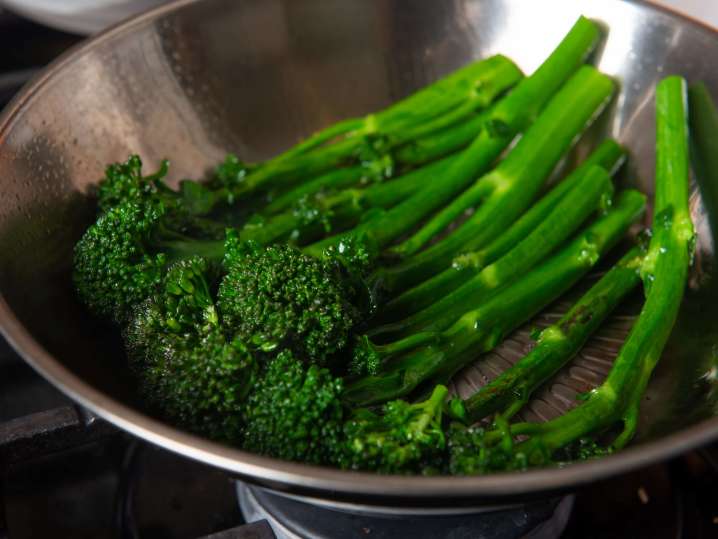 Chef cleaning fresh broccoli | Classpop Shot