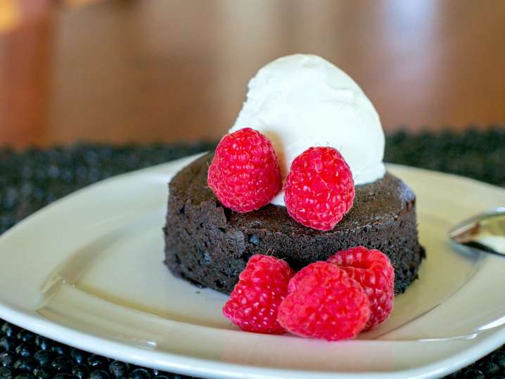 chocolate cake with berries | Classpop Shot