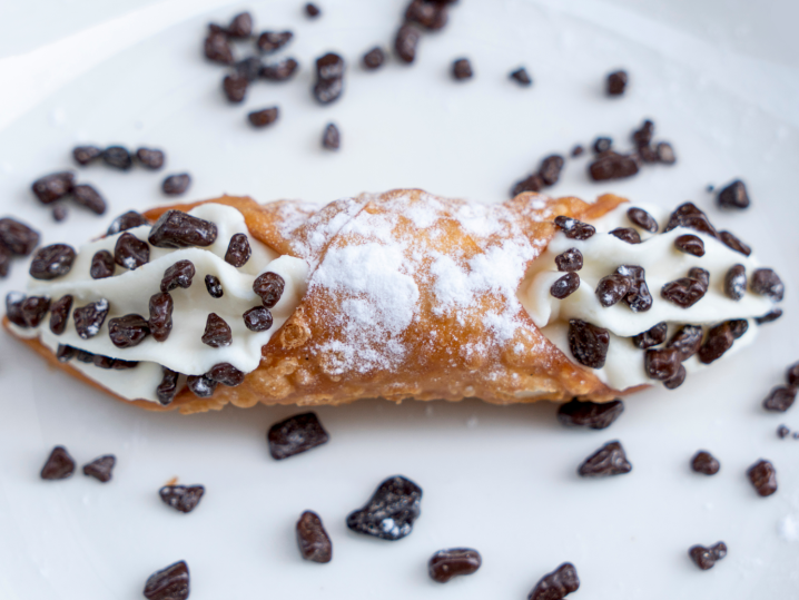 cannoli with chocolate chips | Classpop Shot