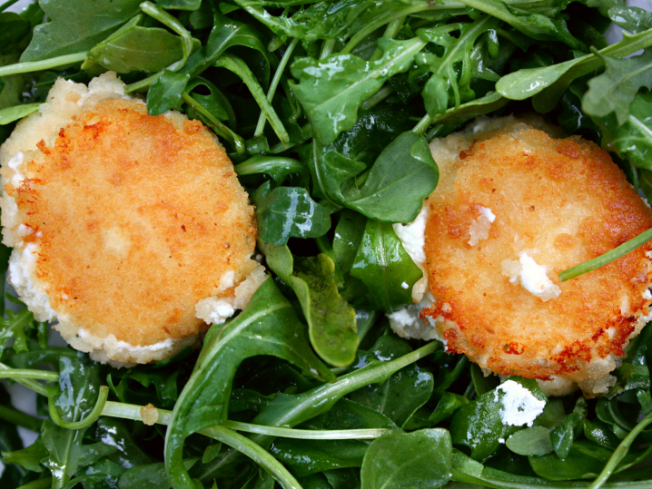 chèvre chaud salad with arugula | Classpop Shot