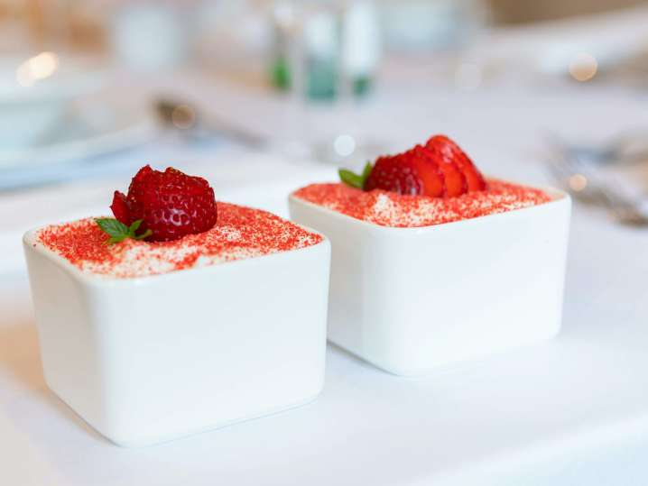 strawberry tiramisu with fresh strawberries | Classpop Shot