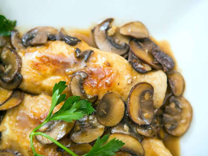 chicken marsala with mushrooms and parsley | Classpop Shot