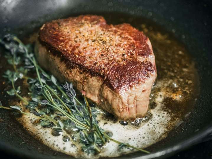 pan searing filet mignon with thyme | Classpop Shot