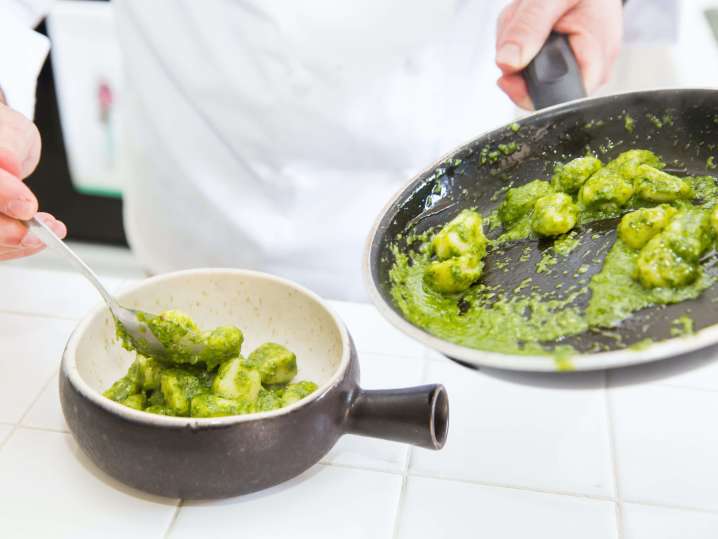 arugula pesto gnocchi in pan | Classpop Shot