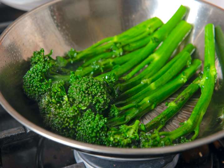 searing broccolini | Classpop Shot