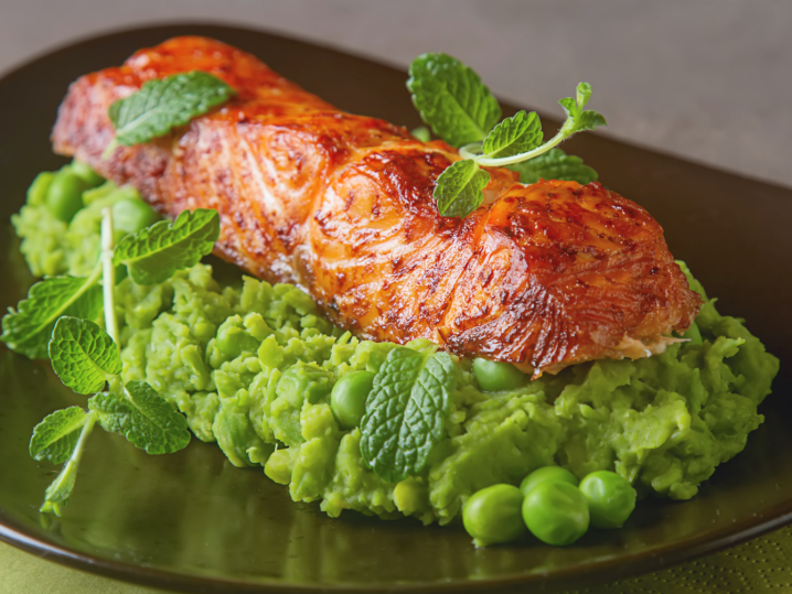 seared salmon with pea puree | Classpop Shot