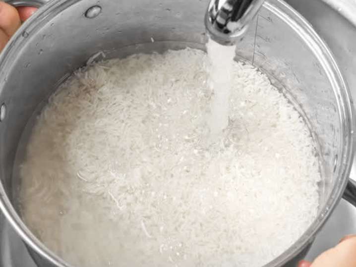 rinsing rice in water | Classpop Shot