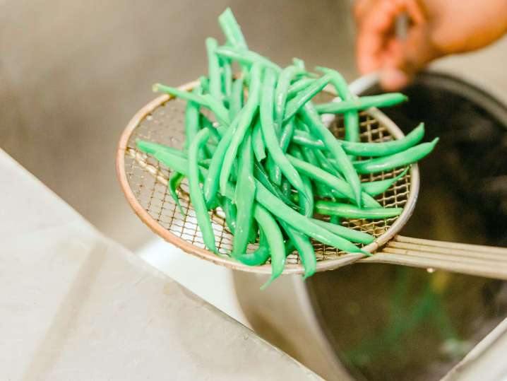 chef washing green beans | Classpop Shot