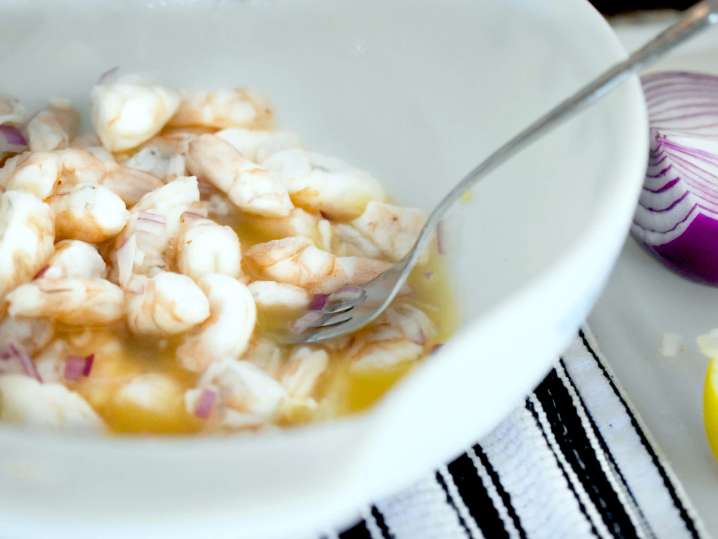 marinating shrimp for ceviche | Classpop Shot