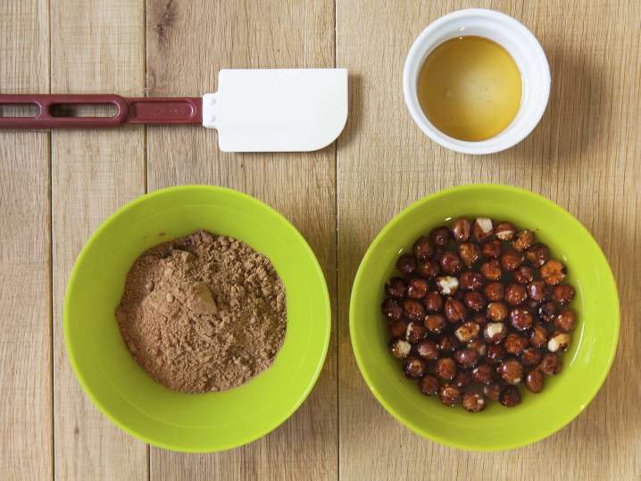 making roasted hazelnut and cacao spread | Classpop Shot