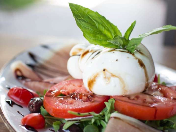 caprese with burrata basil and tomatoes | Classpop Shot