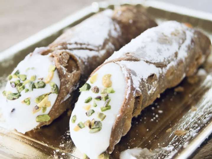 cannoli with mascarpone chocolate chips and pistachios | Classpop Shot